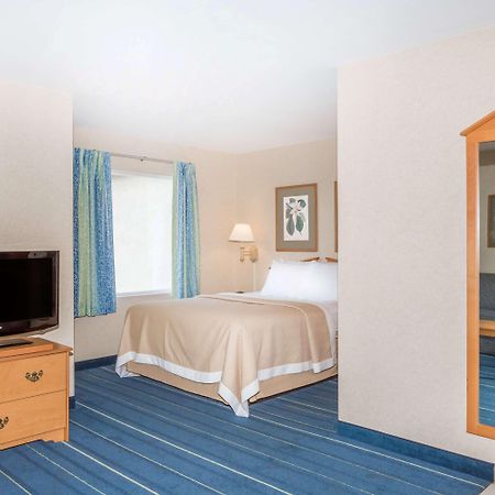 Days Inn & Suites By Wyndham Bridgeport - Clarksburg Extérieur photo