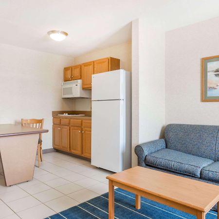 Days Inn & Suites By Wyndham Bridgeport - Clarksburg Extérieur photo