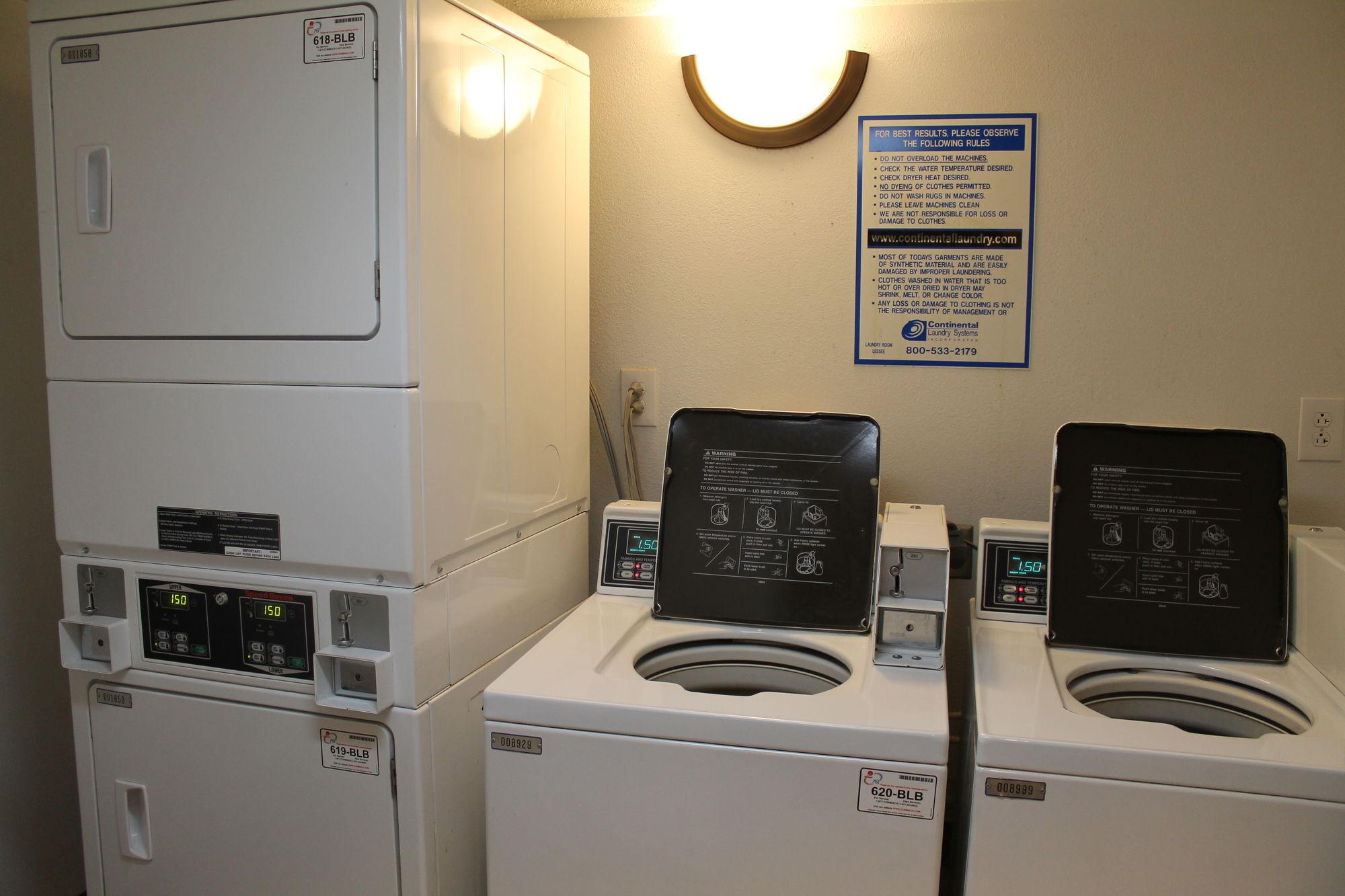 Days Inn & Suites By Wyndham Bridgeport - Clarksburg Extérieur photo