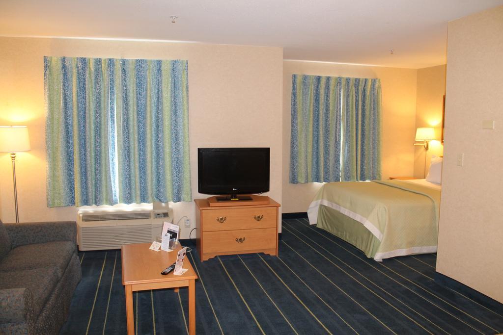 Days Inn & Suites By Wyndham Bridgeport - Clarksburg Chambre photo