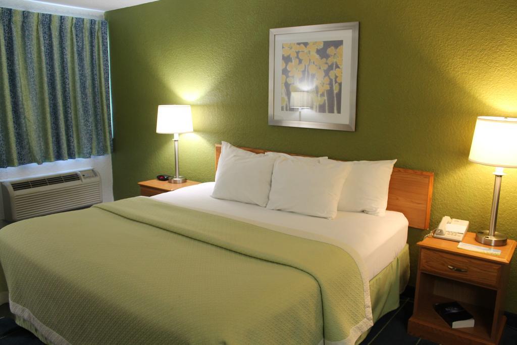 Days Inn & Suites By Wyndham Bridgeport - Clarksburg Extérieur photo
