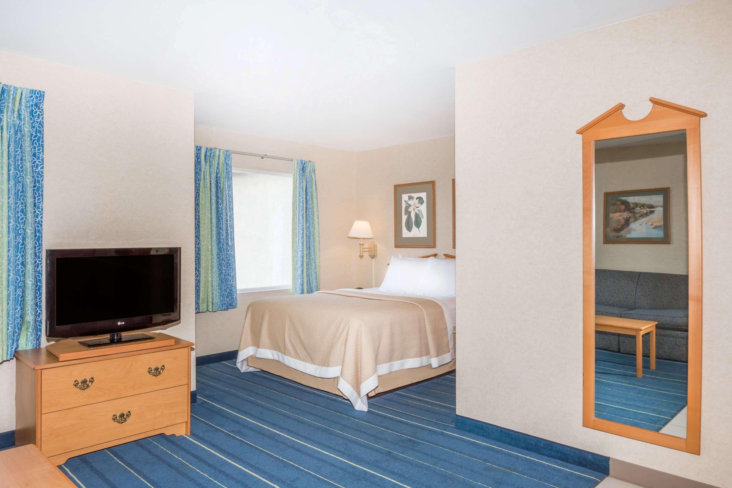 Days Inn & Suites By Wyndham Bridgeport - Clarksburg Extérieur photo