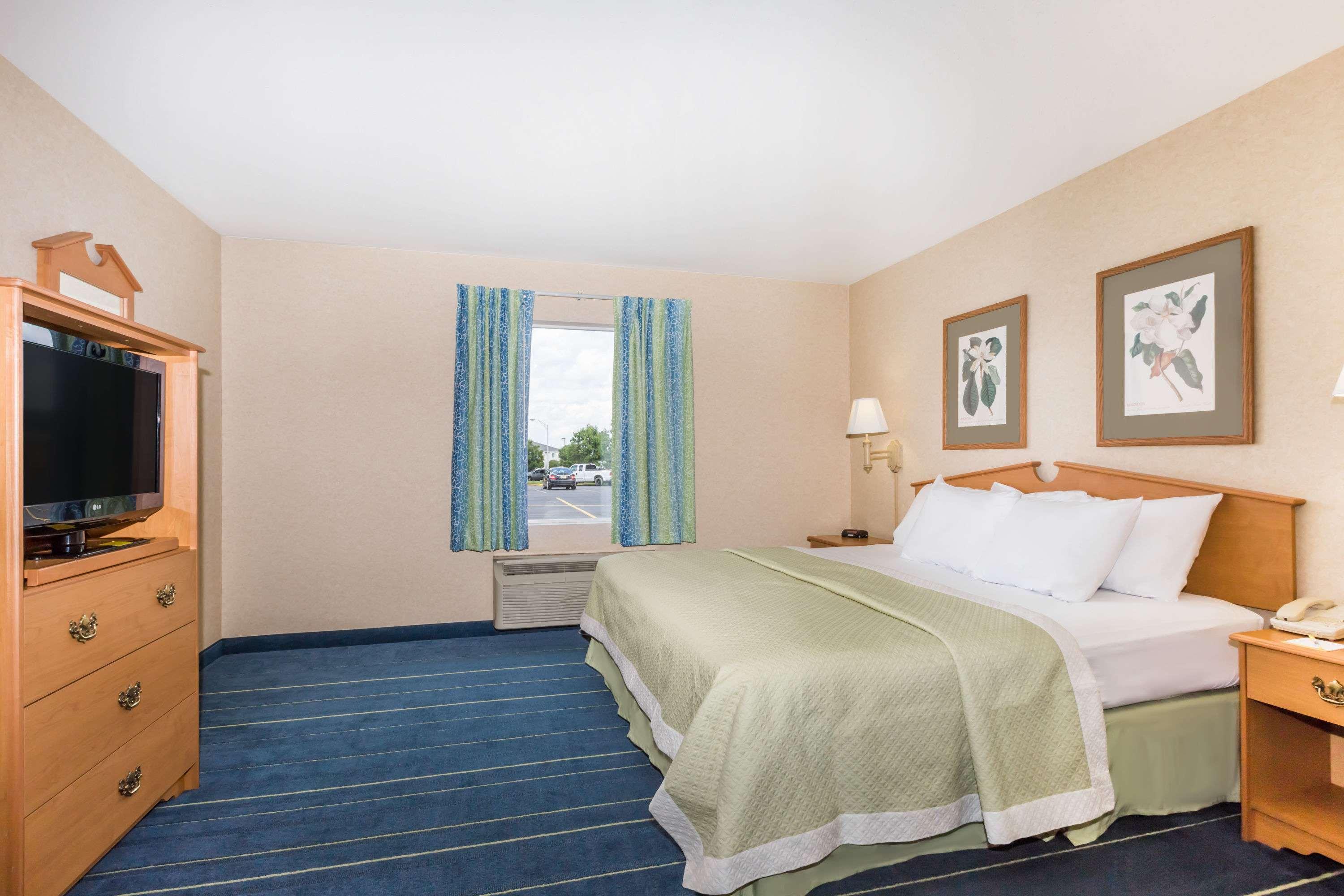 Days Inn & Suites By Wyndham Bridgeport - Clarksburg Extérieur photo
