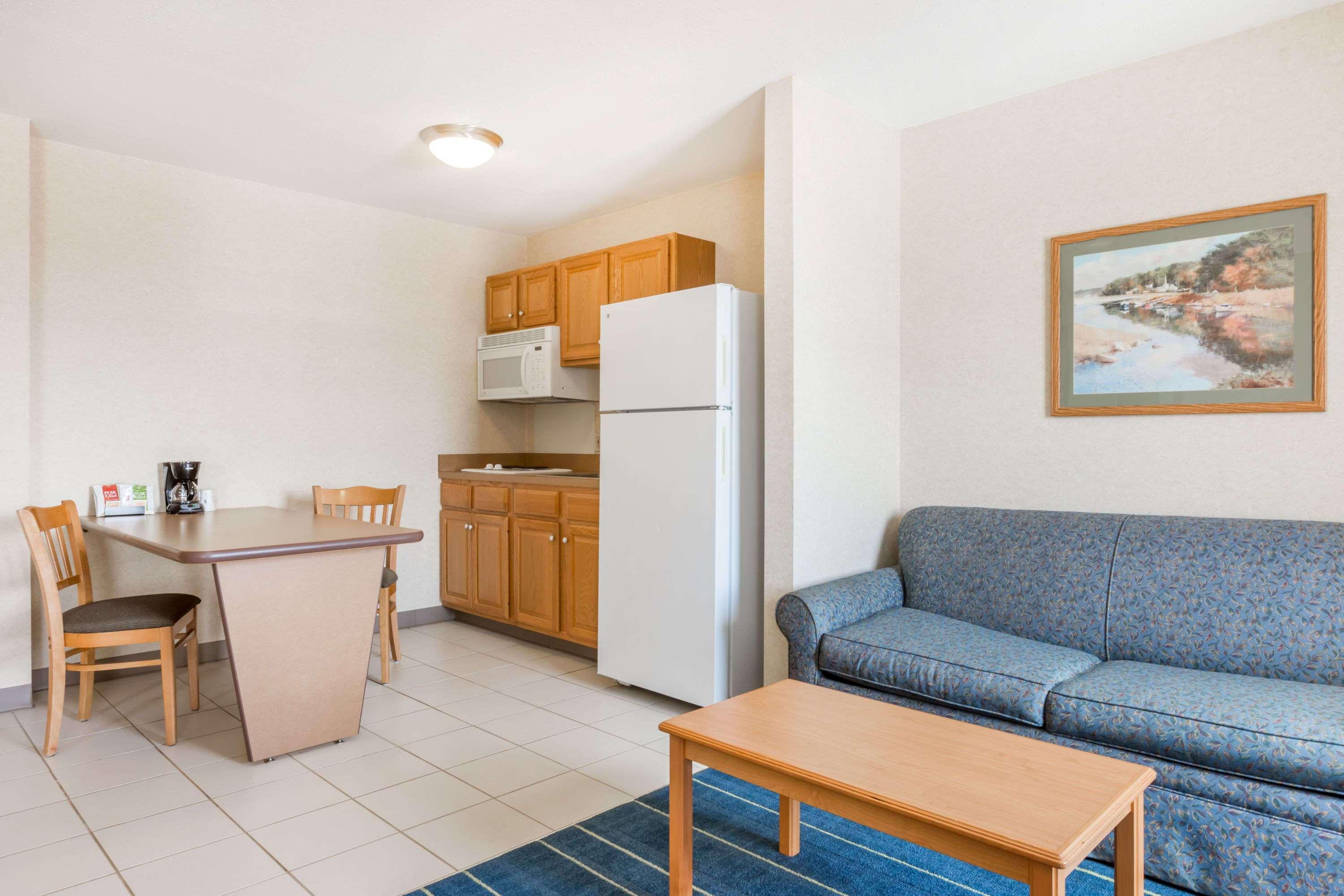 Days Inn & Suites By Wyndham Bridgeport - Clarksburg Extérieur photo