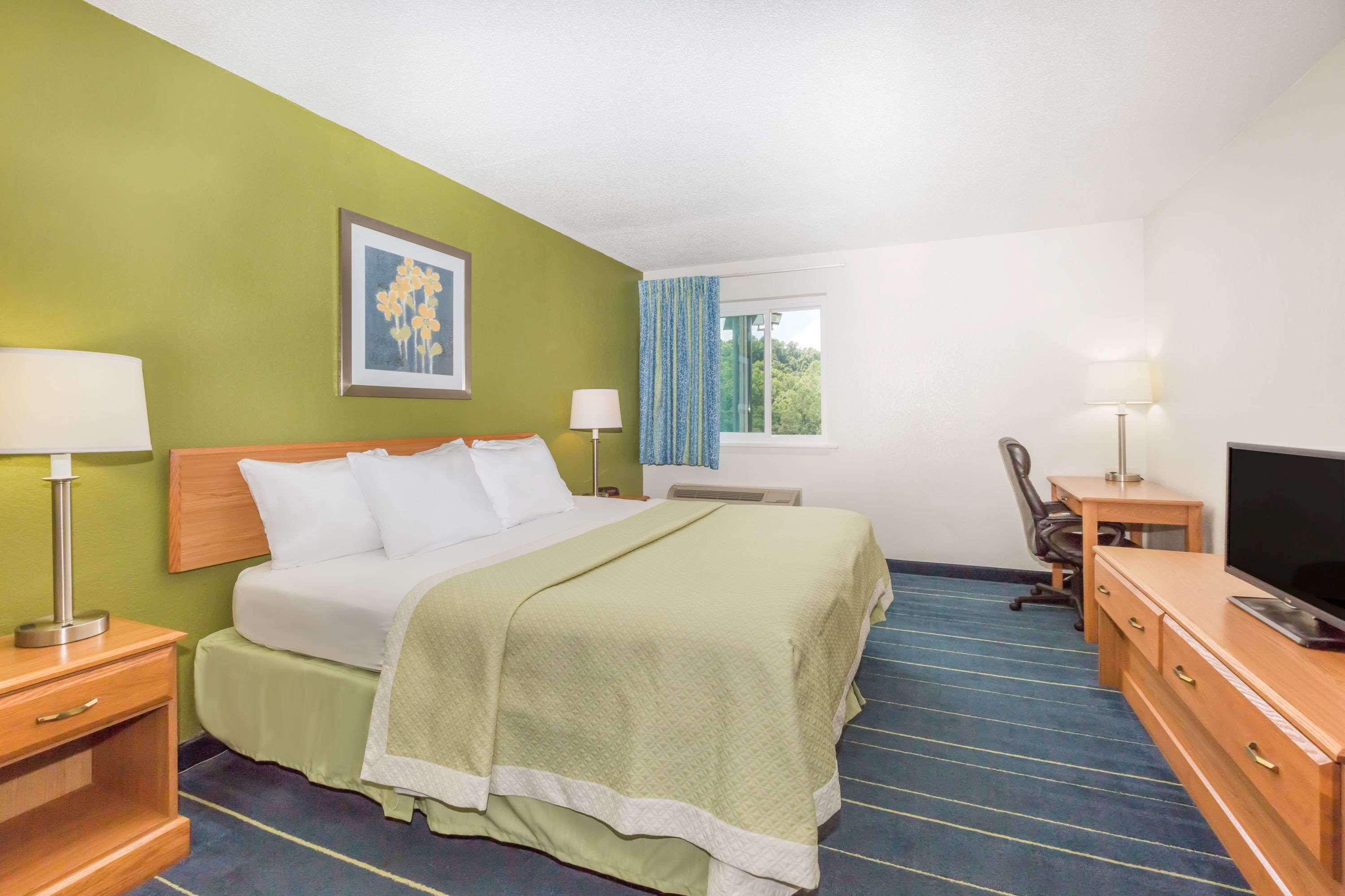 Days Inn & Suites By Wyndham Bridgeport - Clarksburg Extérieur photo