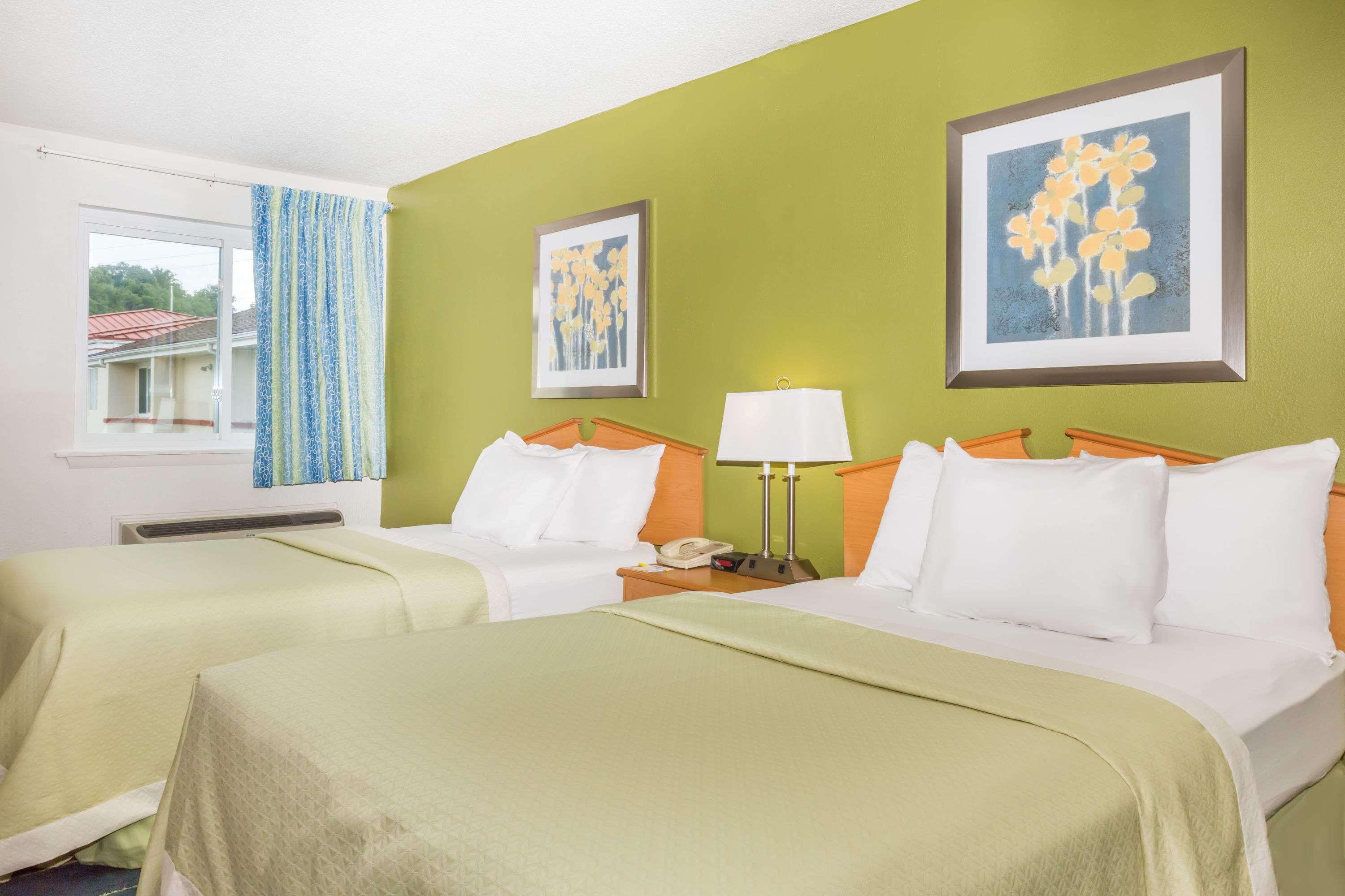 Days Inn & Suites By Wyndham Bridgeport - Clarksburg Extérieur photo