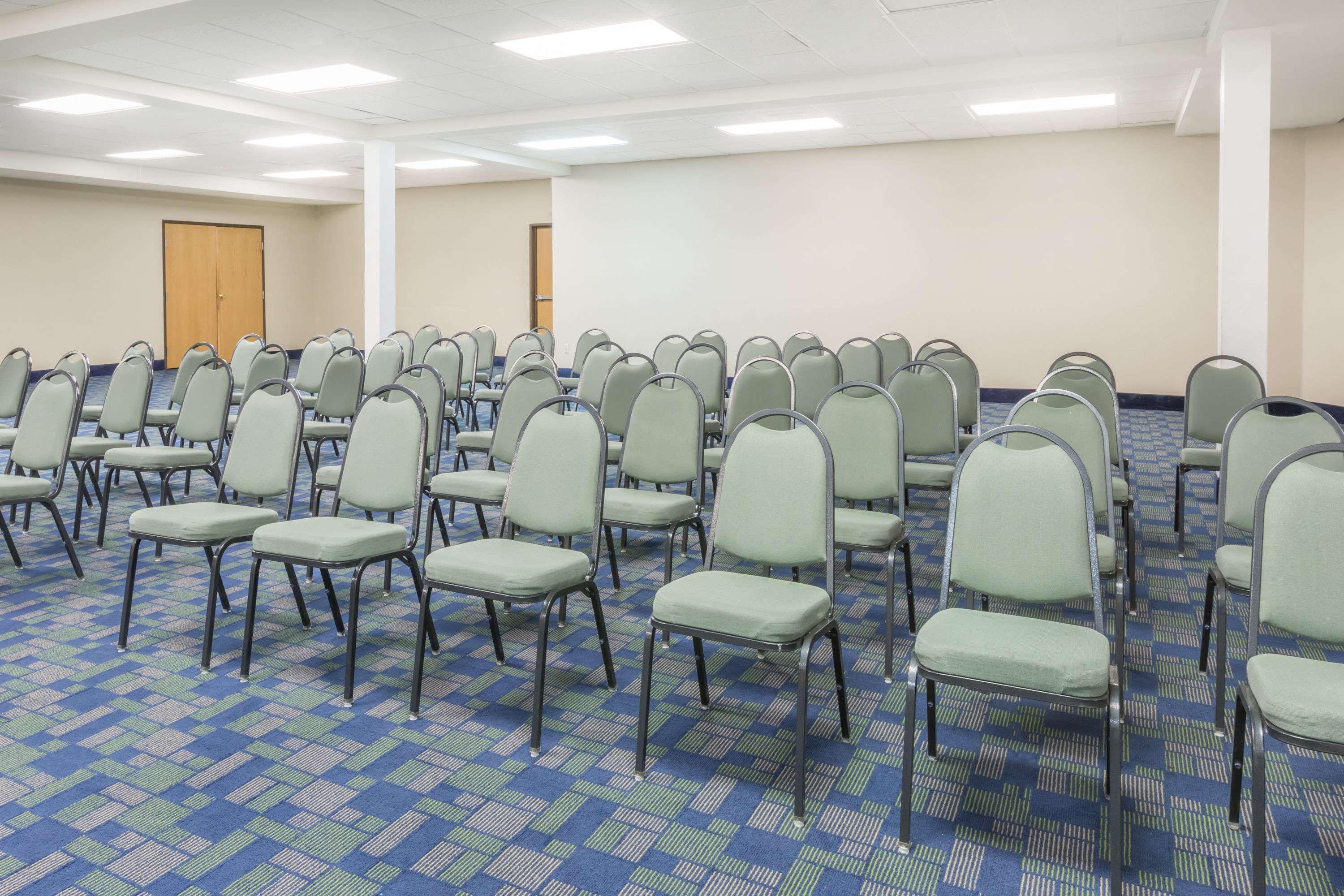 Days Inn & Suites By Wyndham Bridgeport - Clarksburg Extérieur photo