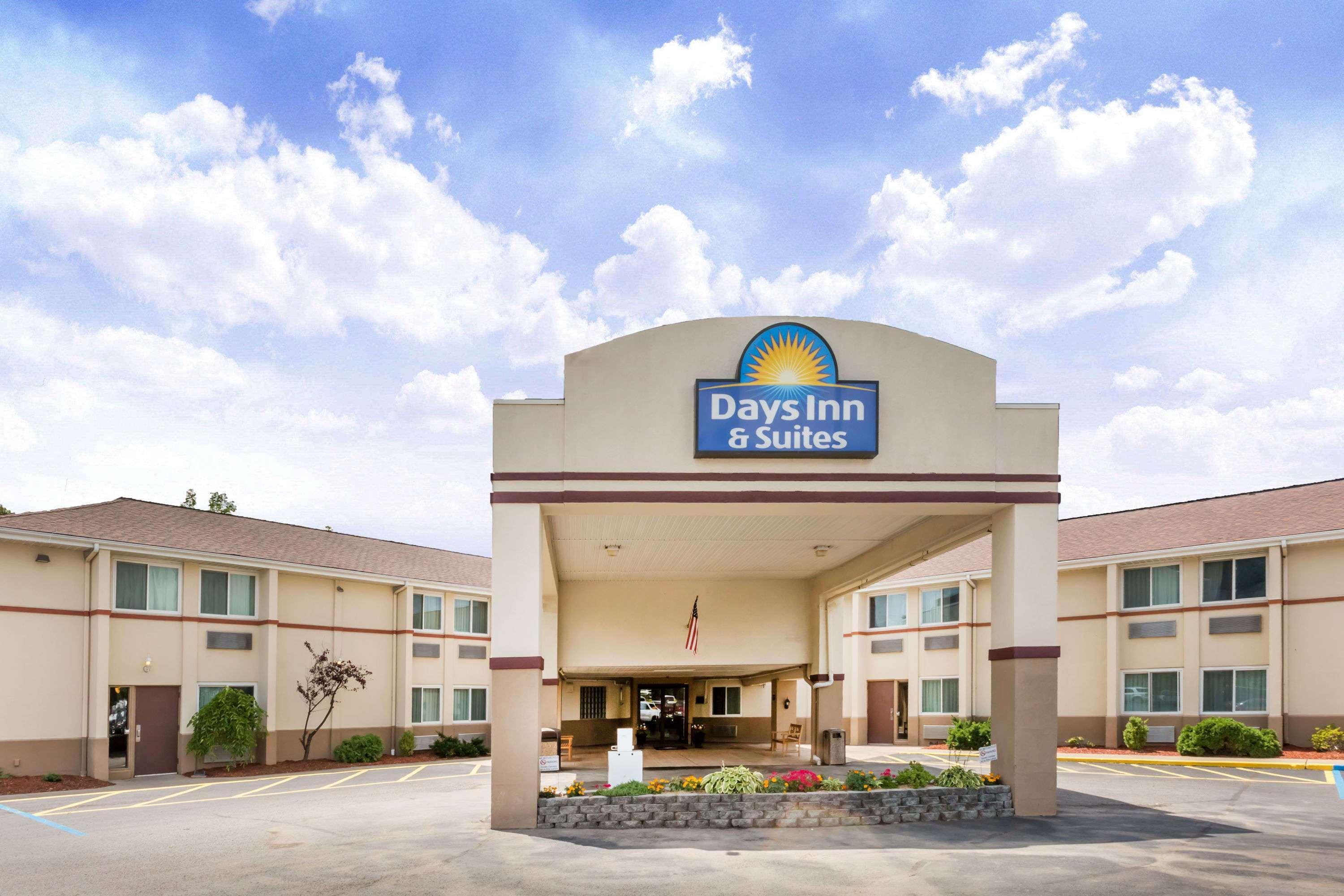 Days Inn & Suites By Wyndham Bridgeport - Clarksburg Extérieur photo