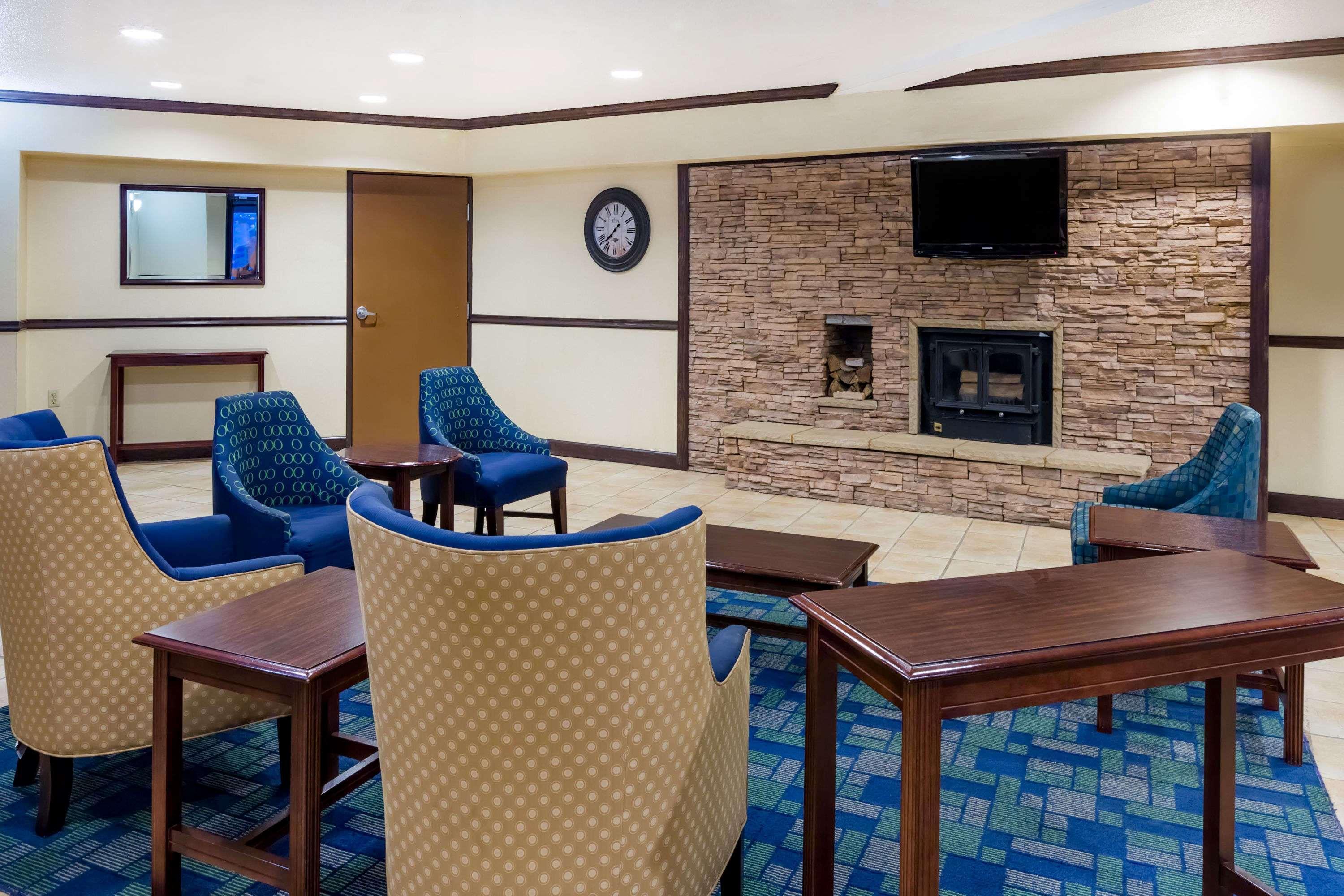 Days Inn & Suites By Wyndham Bridgeport - Clarksburg Extérieur photo