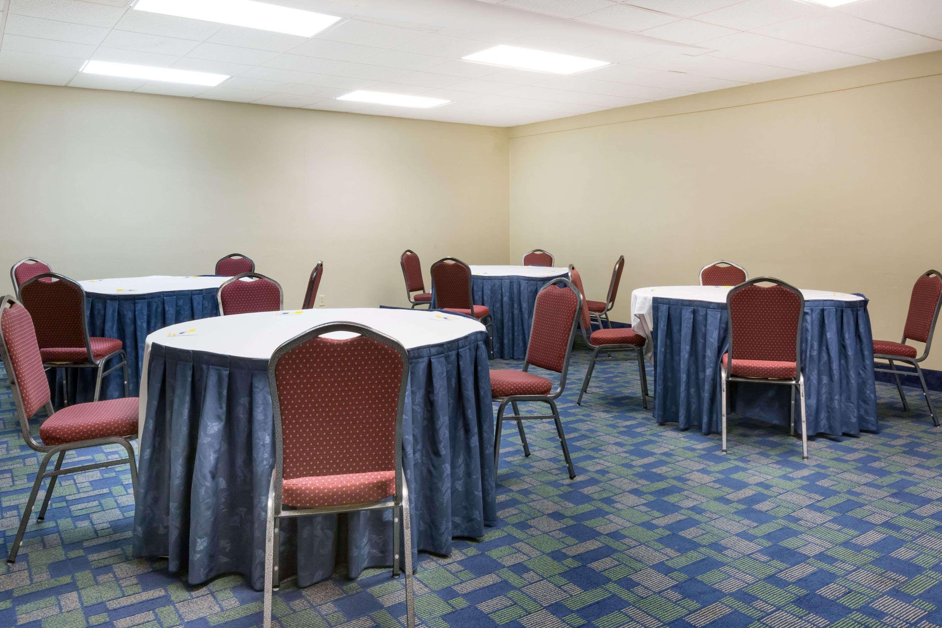 Days Inn & Suites By Wyndham Bridgeport - Clarksburg Extérieur photo