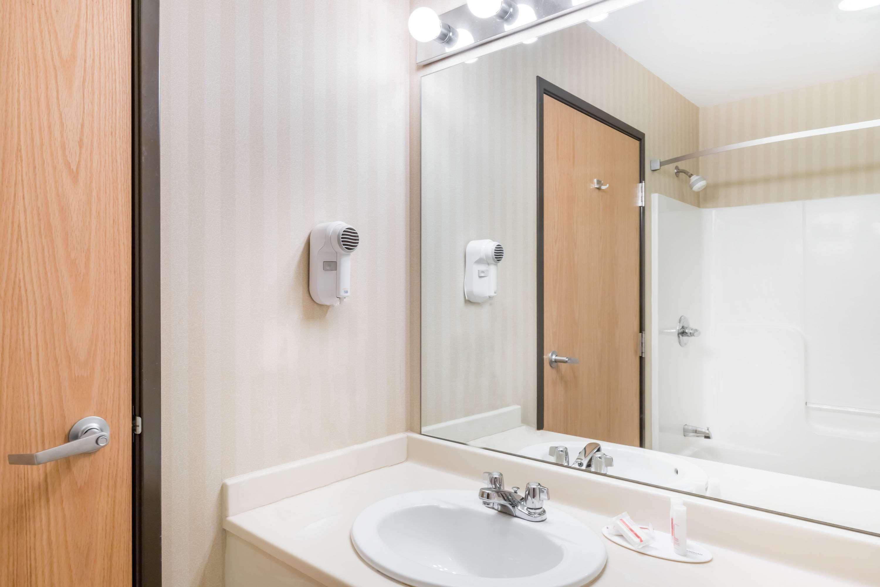 Days Inn & Suites By Wyndham Bridgeport - Clarksburg Extérieur photo