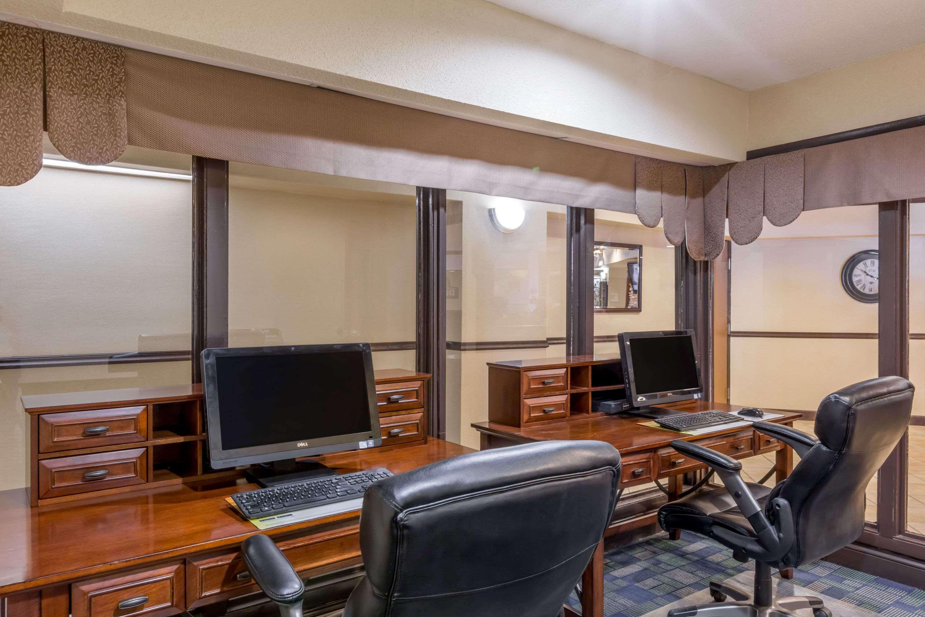 Days Inn & Suites By Wyndham Bridgeport - Clarksburg Extérieur photo