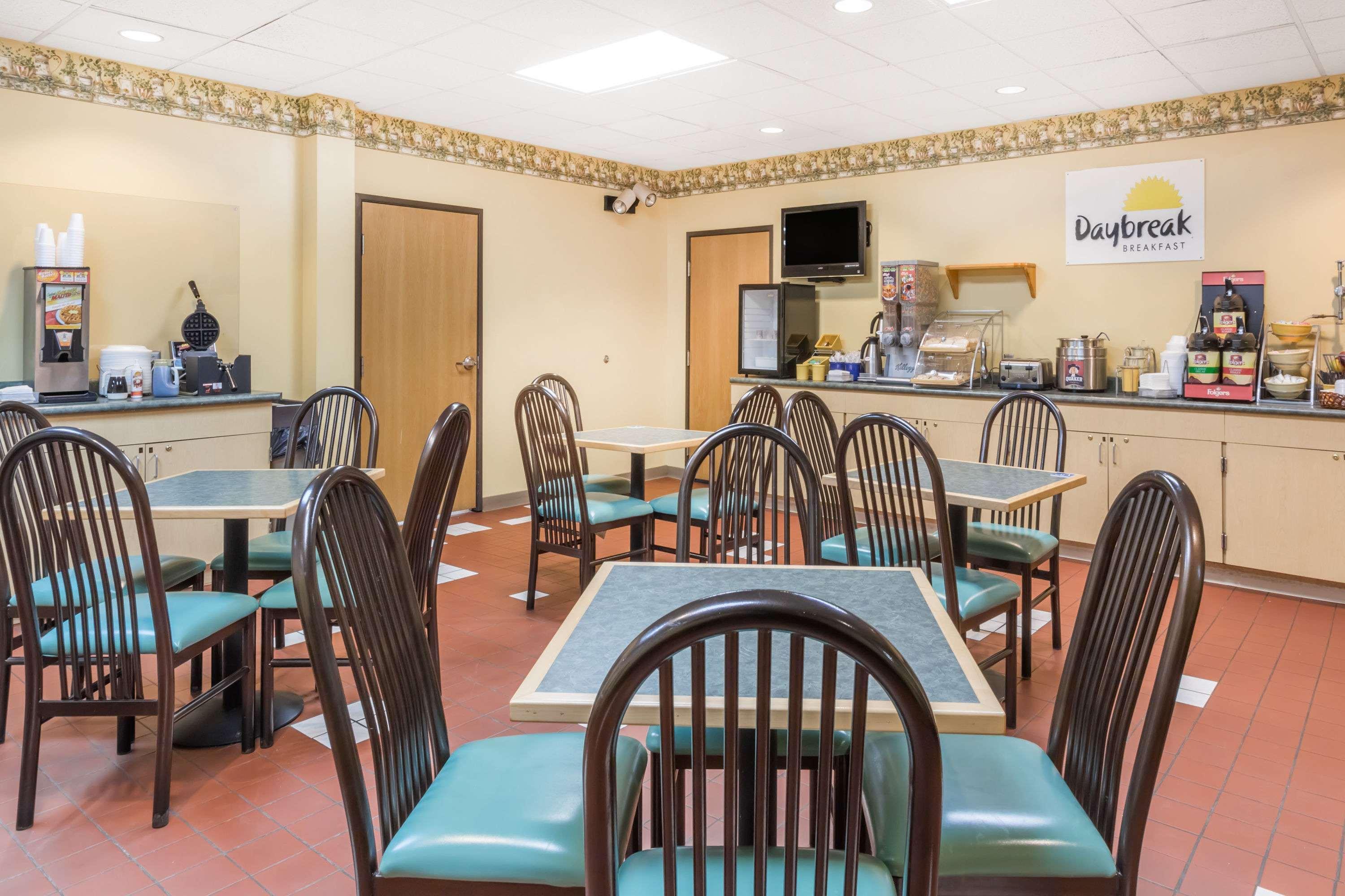 Days Inn & Suites By Wyndham Bridgeport - Clarksburg Extérieur photo