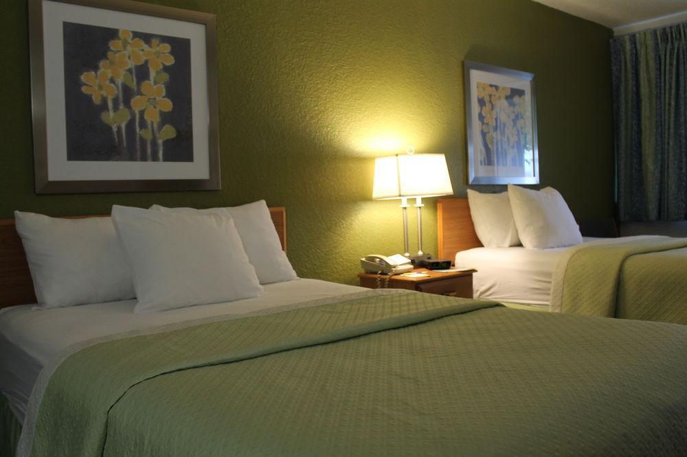 Days Inn & Suites By Wyndham Bridgeport - Clarksburg Extérieur photo
