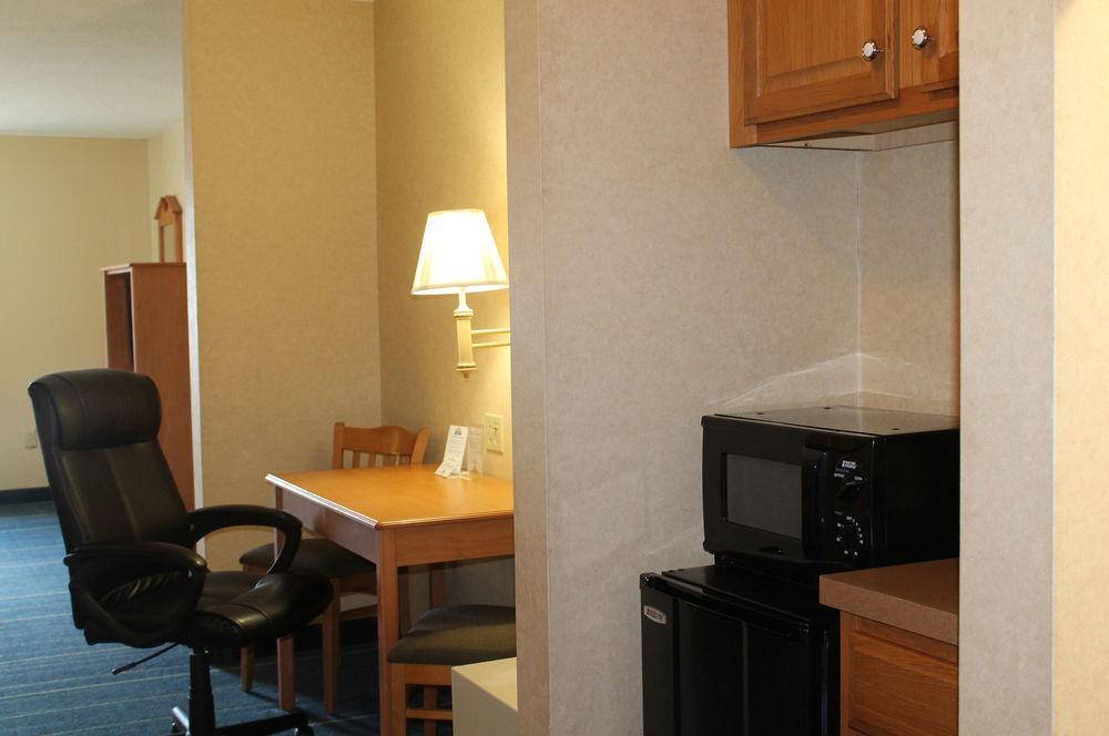 Days Inn & Suites By Wyndham Bridgeport - Clarksburg Extérieur photo