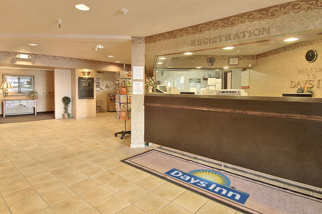 Days Inn & Suites By Wyndham Bridgeport - Clarksburg Extérieur photo