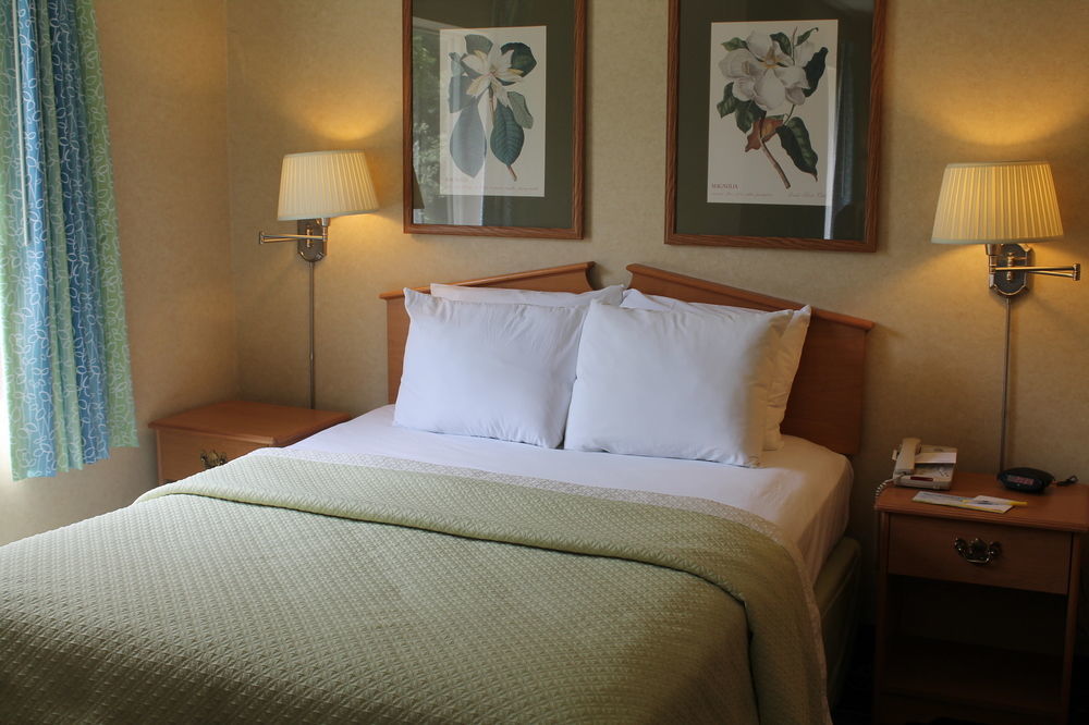 Days Inn & Suites By Wyndham Bridgeport - Clarksburg Extérieur photo