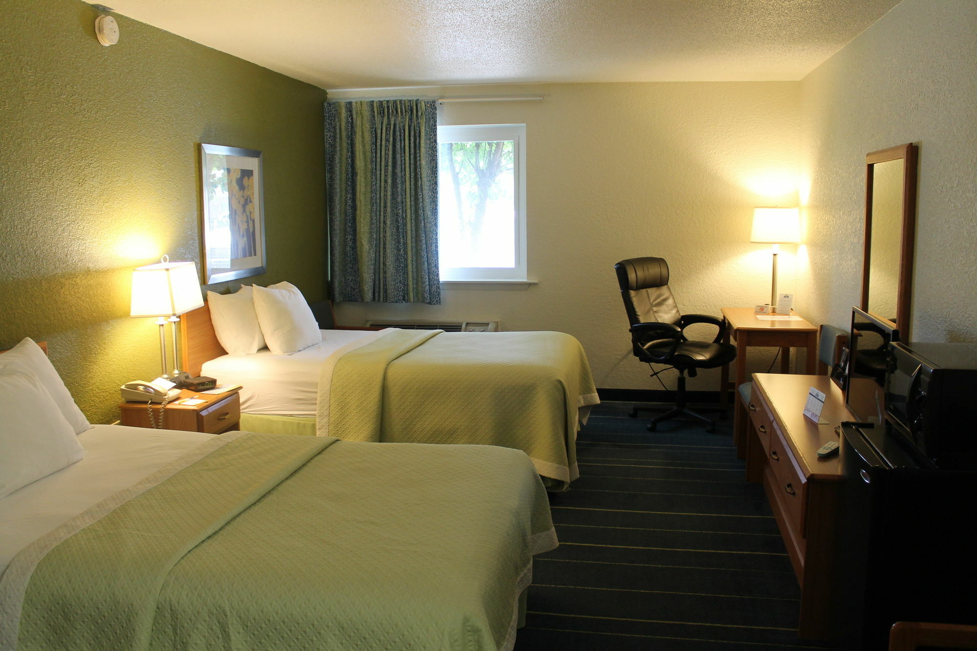 Days Inn & Suites By Wyndham Bridgeport - Clarksburg Extérieur photo