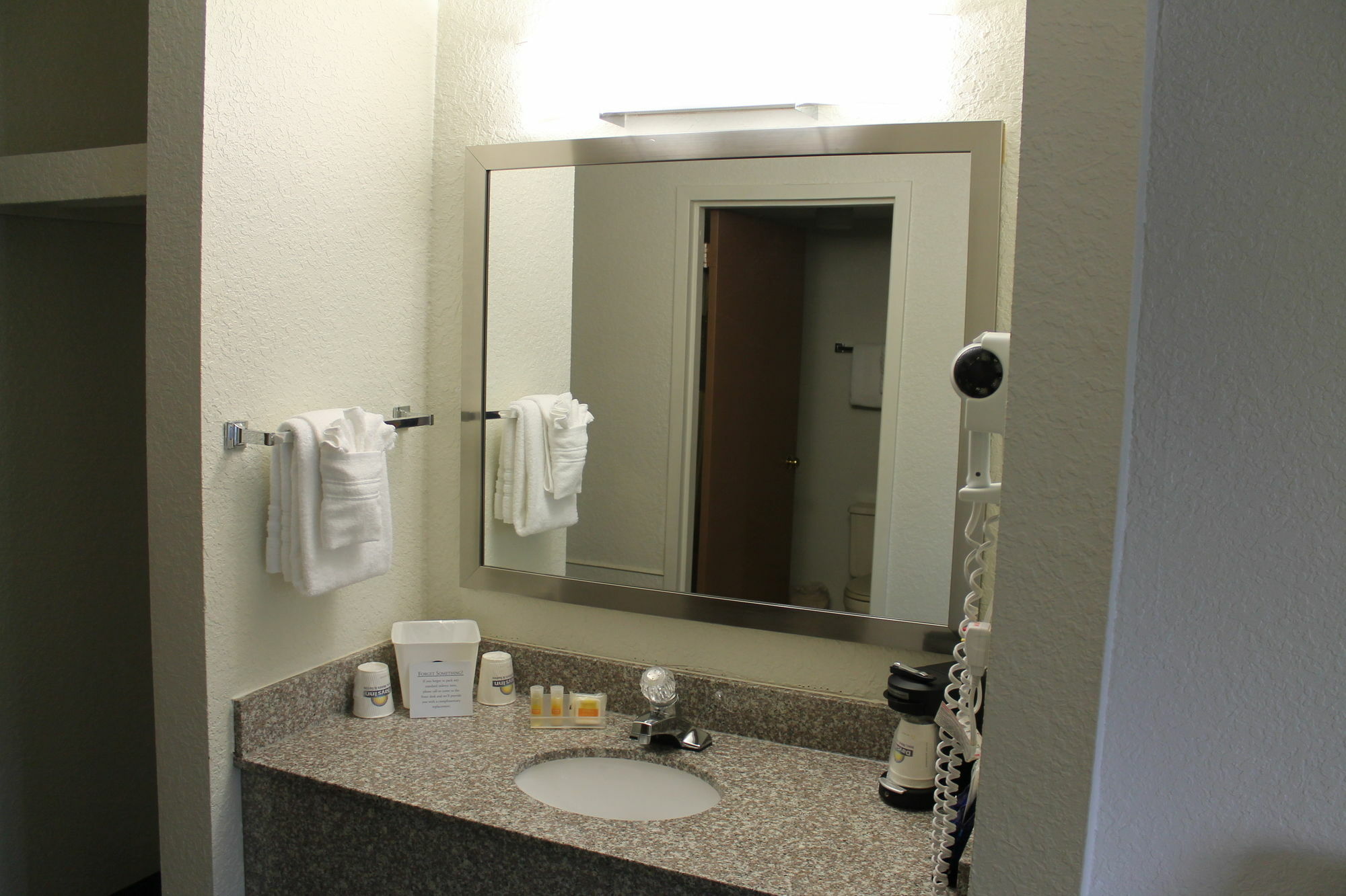 Days Inn & Suites By Wyndham Bridgeport - Clarksburg Extérieur photo