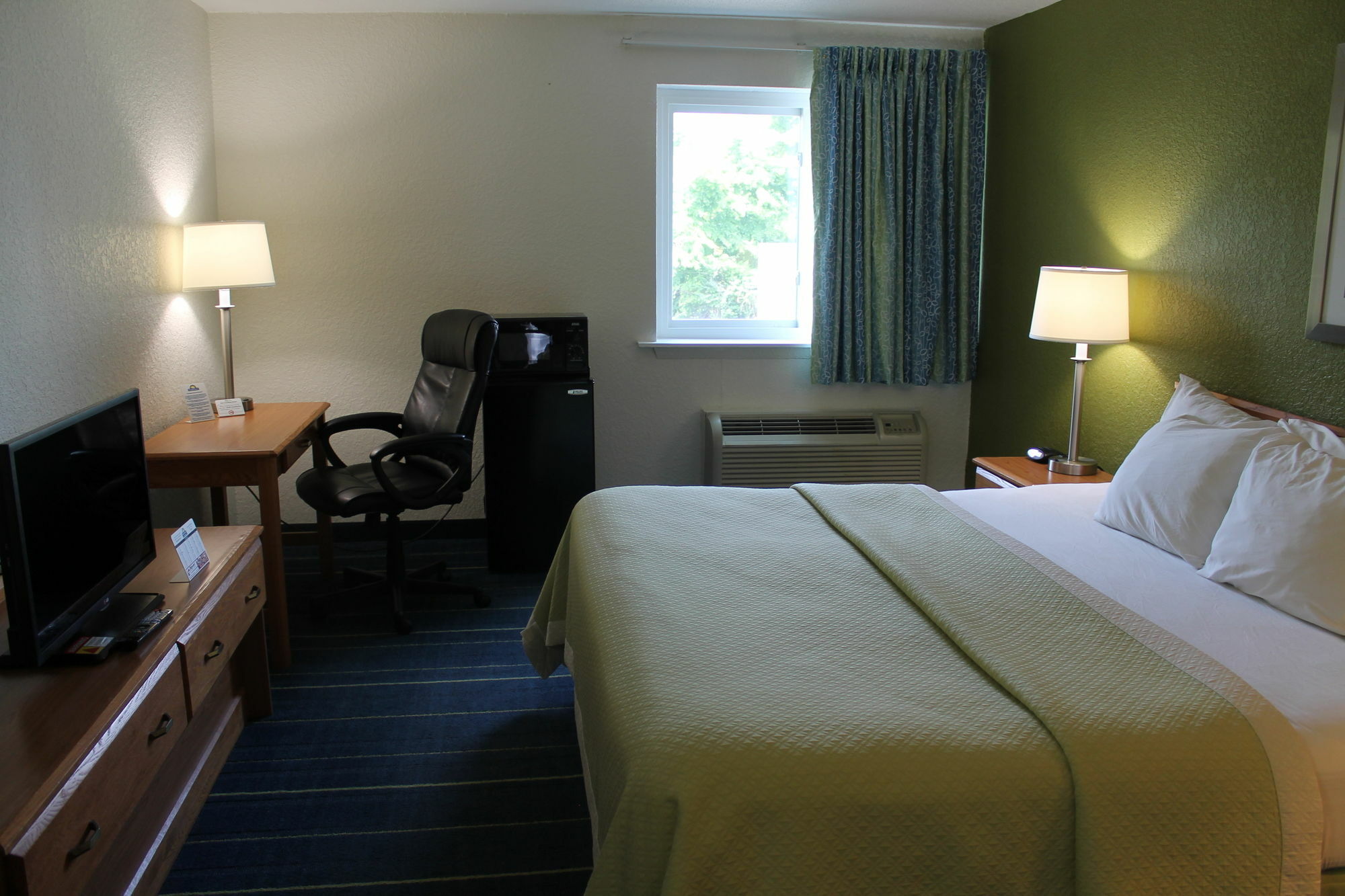 Days Inn & Suites By Wyndham Bridgeport - Clarksburg Extérieur photo