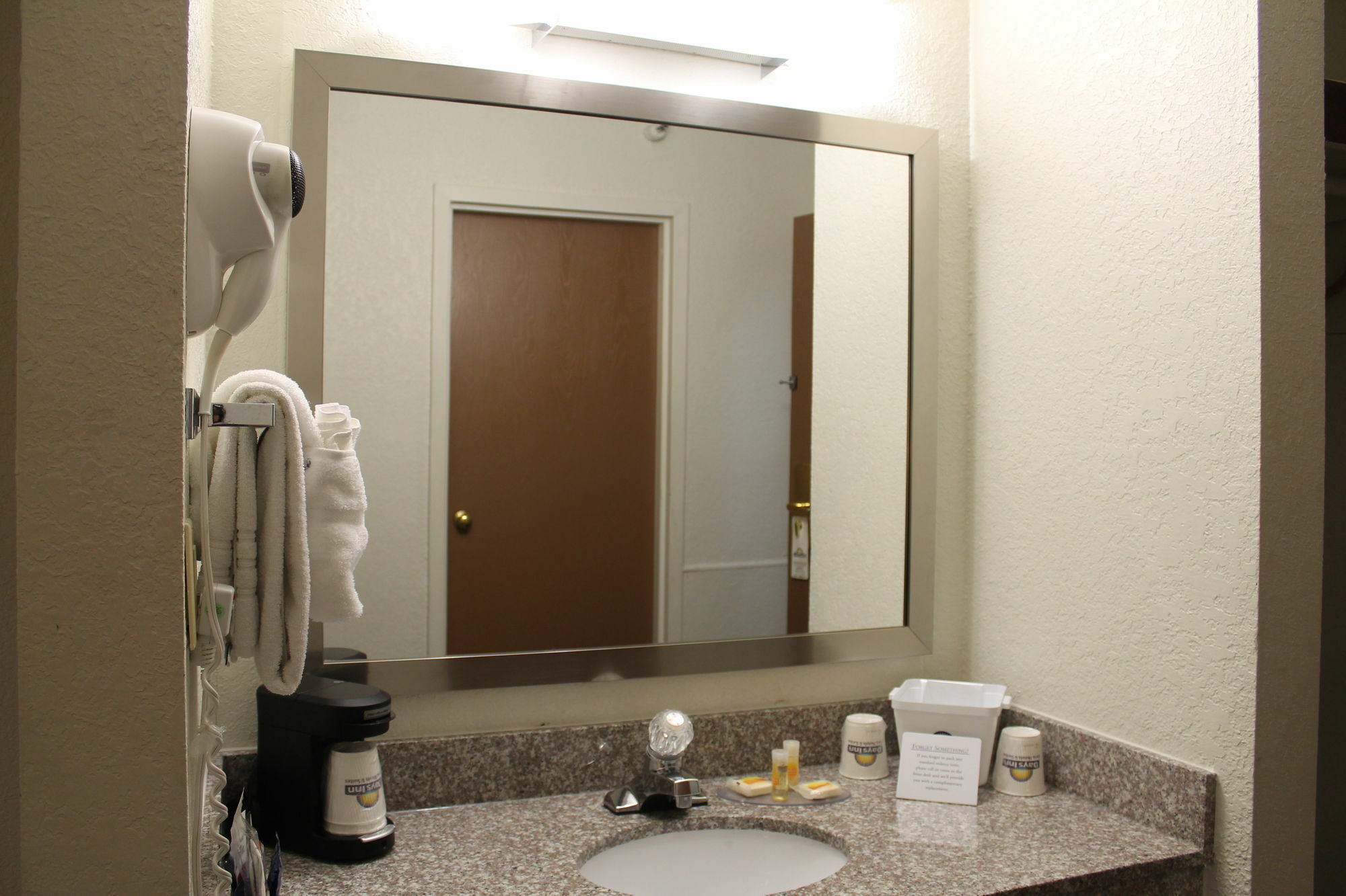 Days Inn & Suites By Wyndham Bridgeport - Clarksburg Extérieur photo