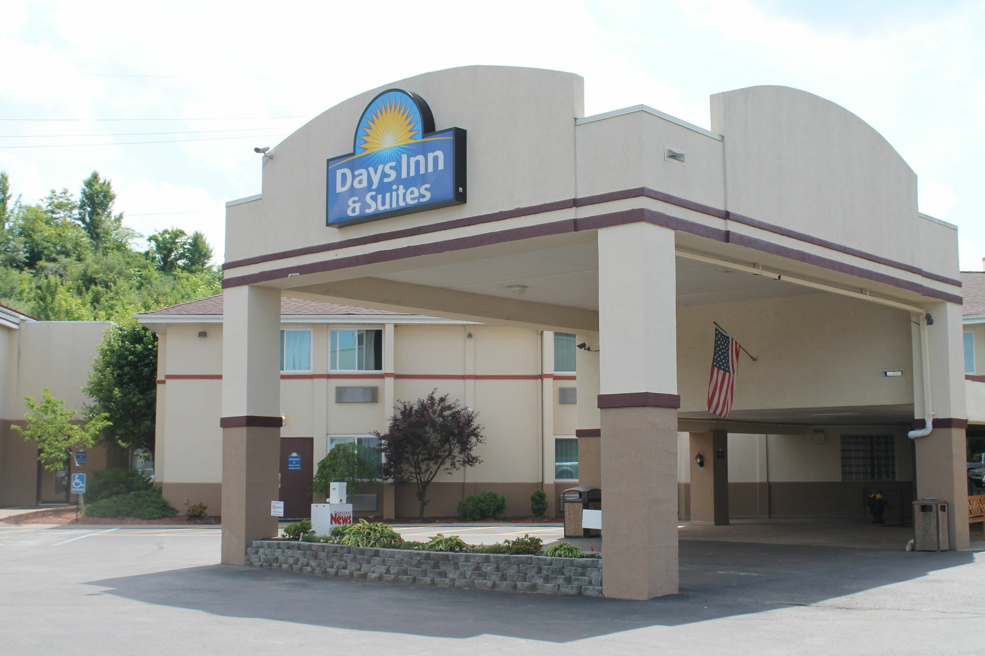 Days Inn & Suites By Wyndham Bridgeport - Clarksburg Extérieur photo