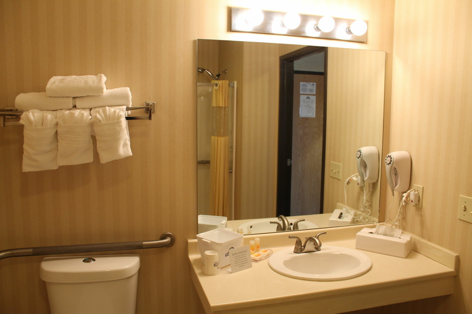 Days Inn & Suites By Wyndham Bridgeport - Clarksburg Extérieur photo