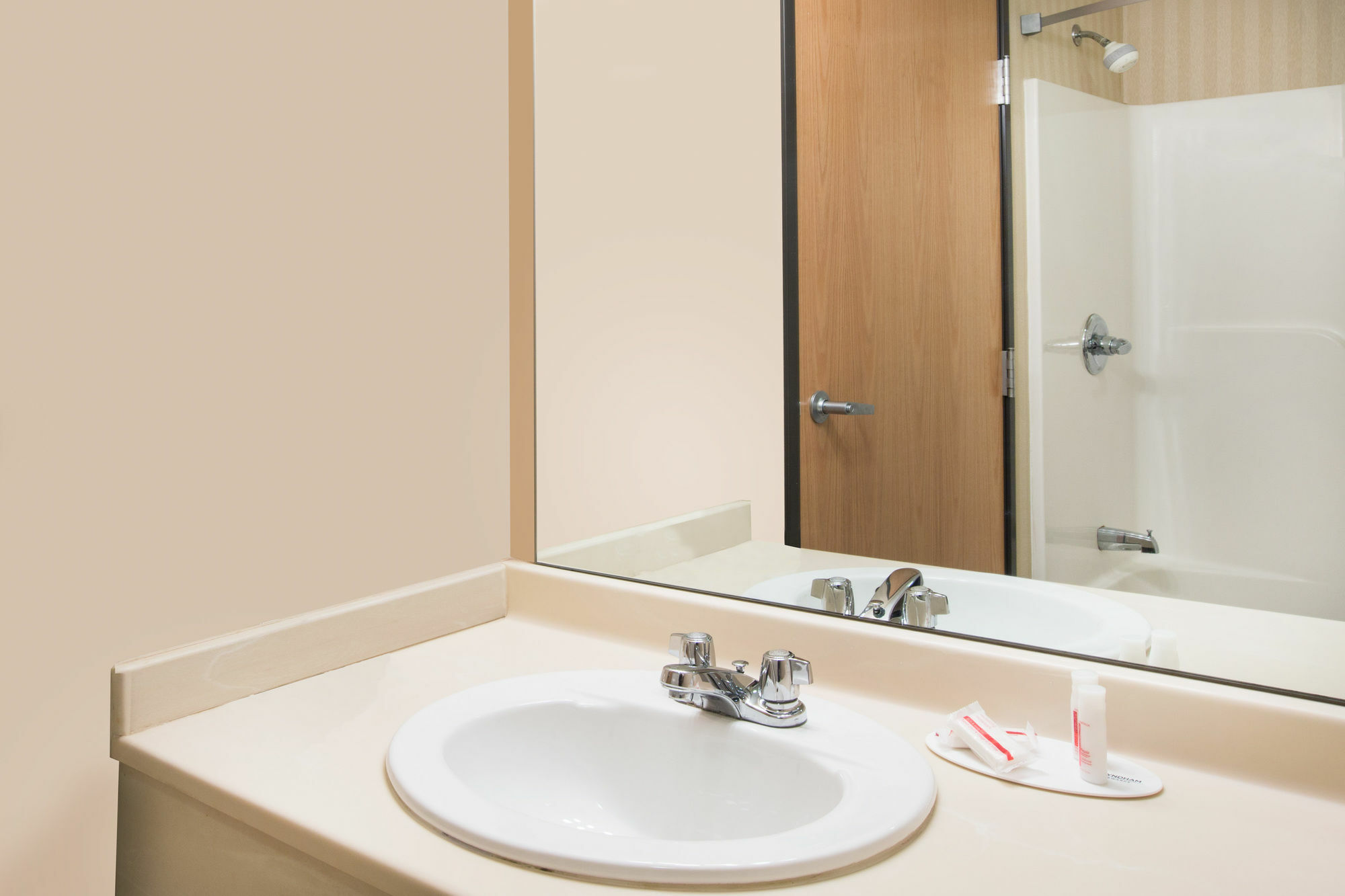 Days Inn & Suites By Wyndham Bridgeport - Clarksburg Extérieur photo