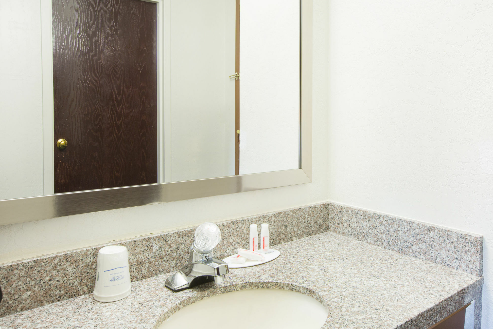 Days Inn & Suites By Wyndham Bridgeport - Clarksburg Extérieur photo