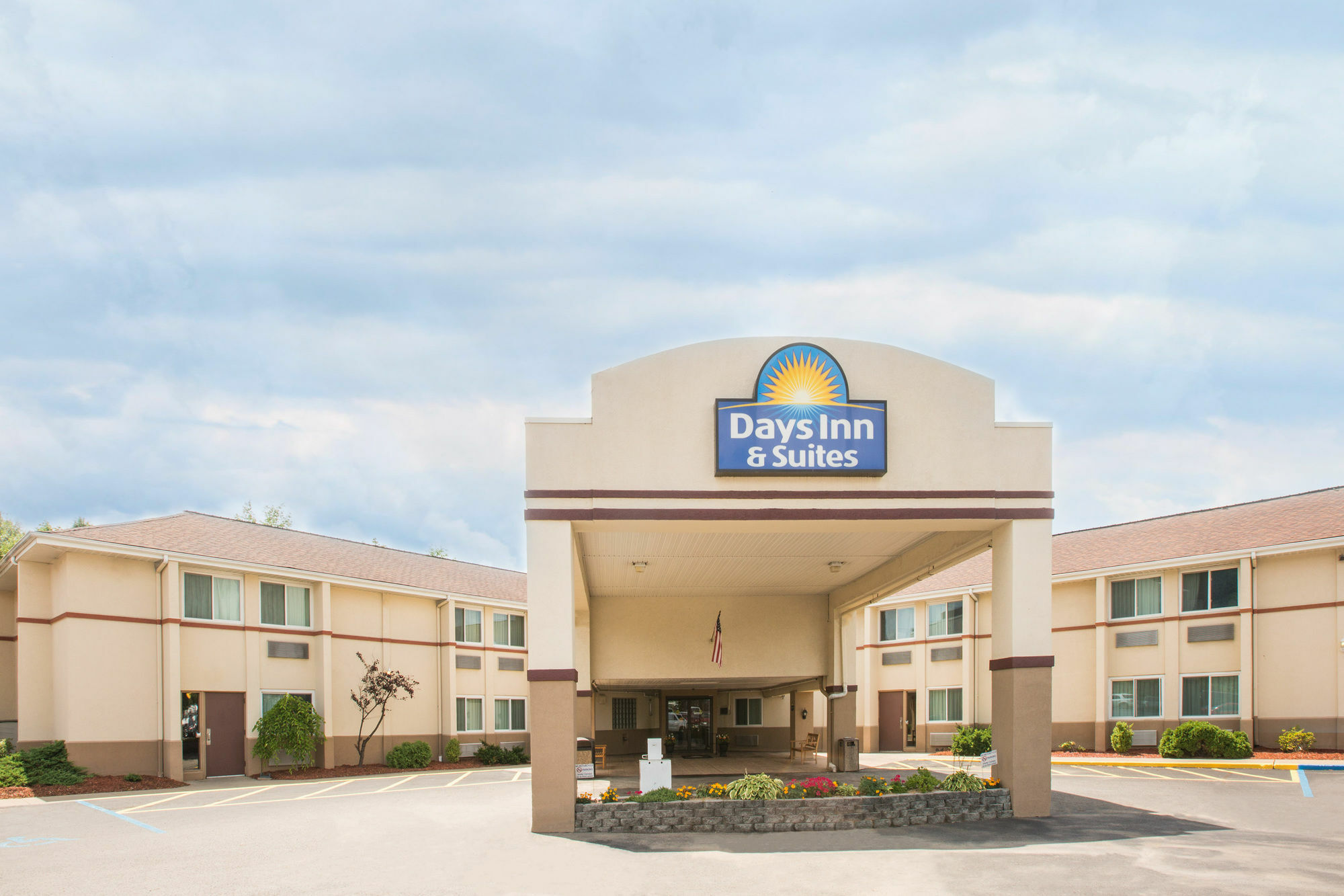 Days Inn & Suites By Wyndham Bridgeport - Clarksburg Extérieur photo