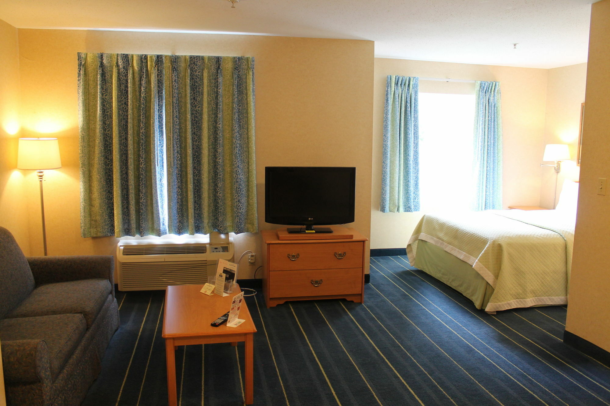 Days Inn & Suites By Wyndham Bridgeport - Clarksburg Extérieur photo