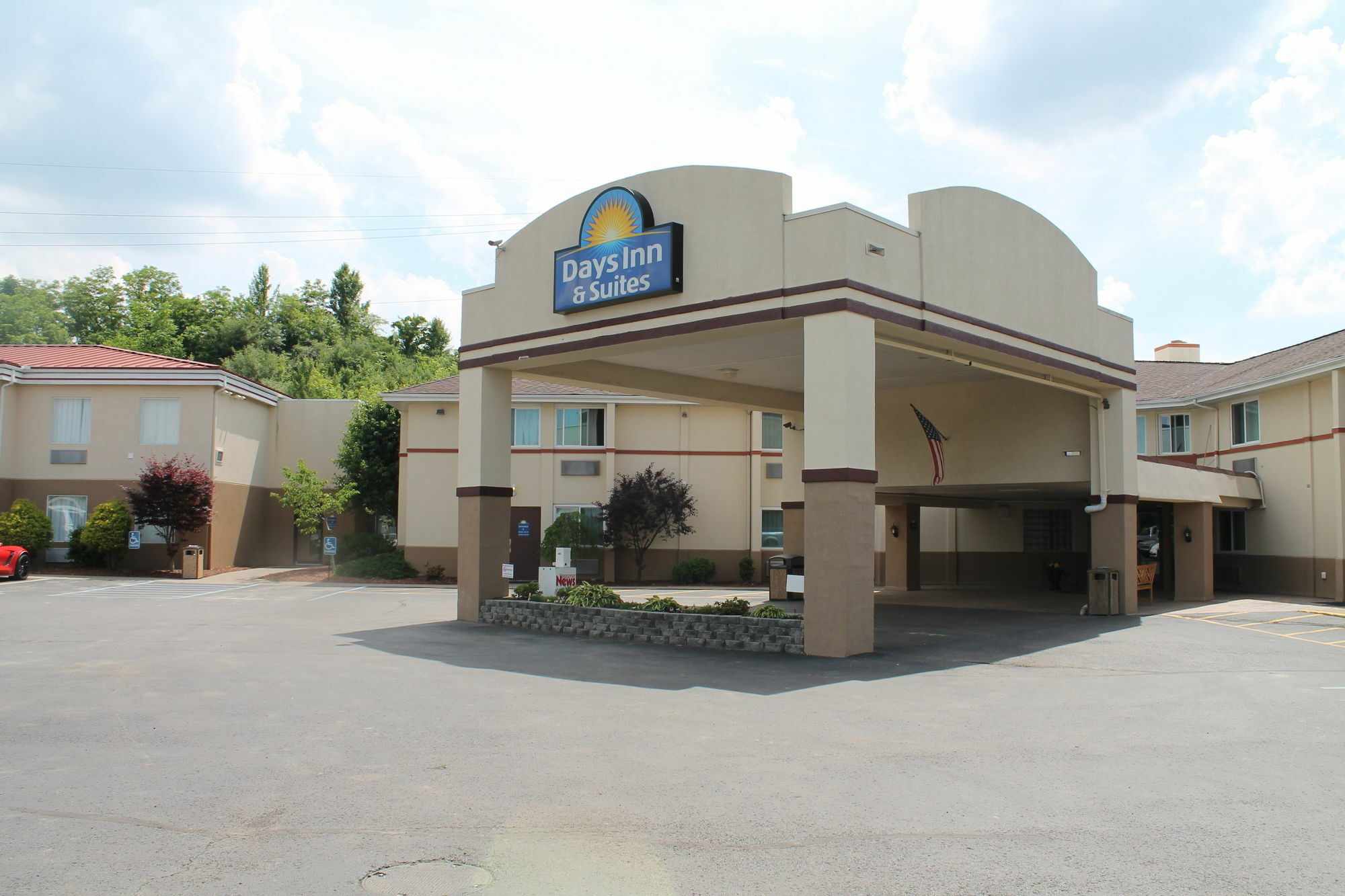 Days Inn & Suites By Wyndham Bridgeport - Clarksburg Extérieur photo