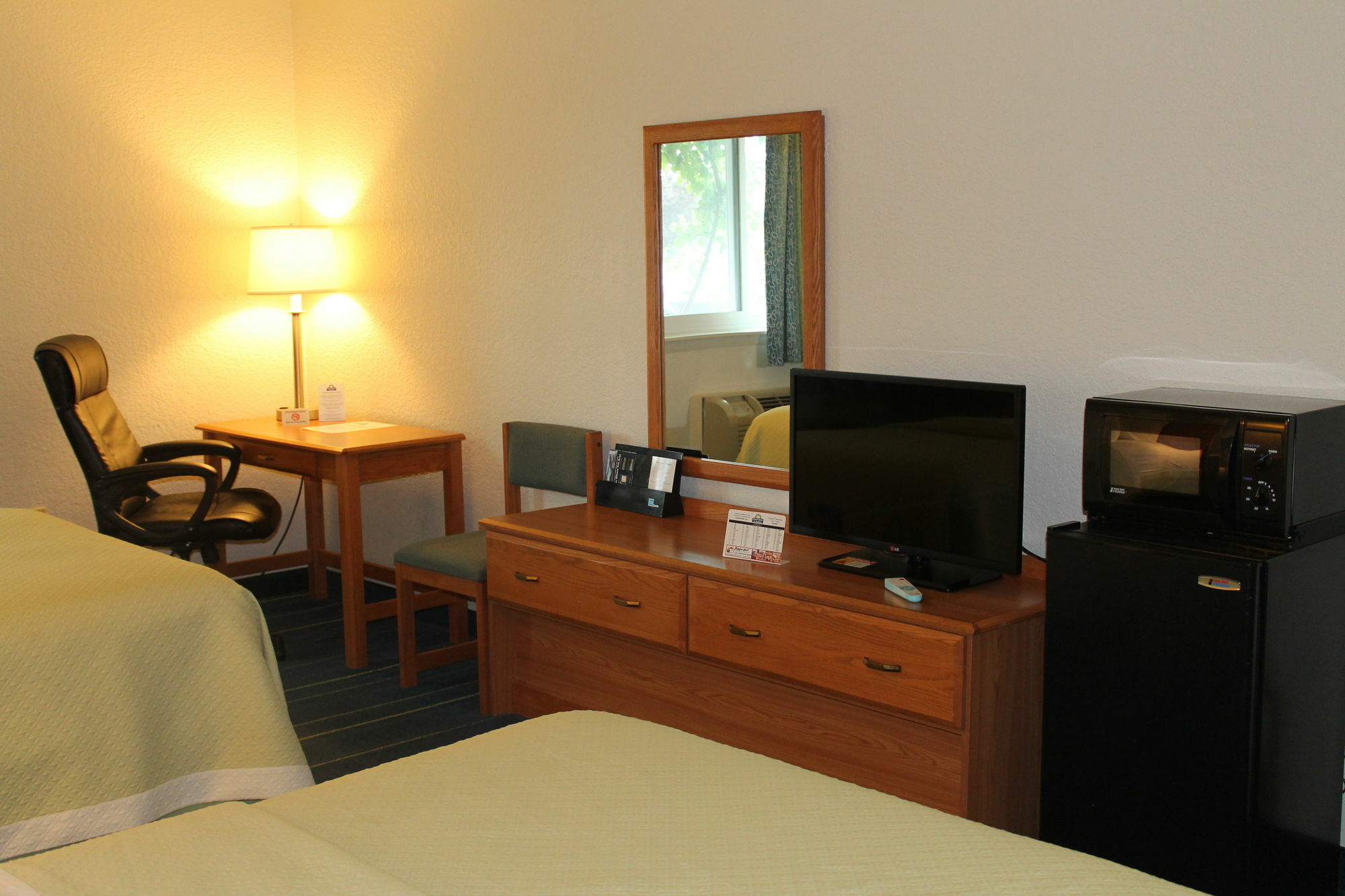 Days Inn & Suites By Wyndham Bridgeport - Clarksburg Extérieur photo