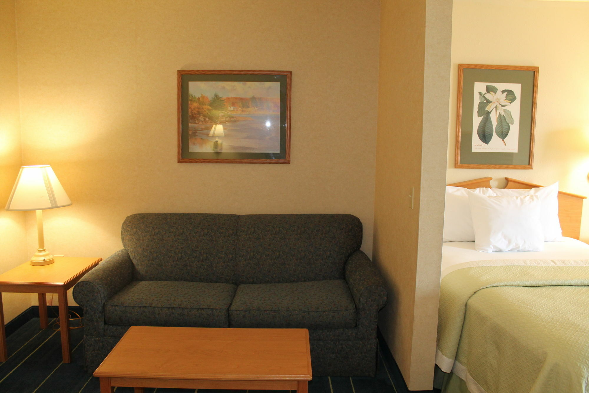 Days Inn & Suites By Wyndham Bridgeport - Clarksburg Extérieur photo