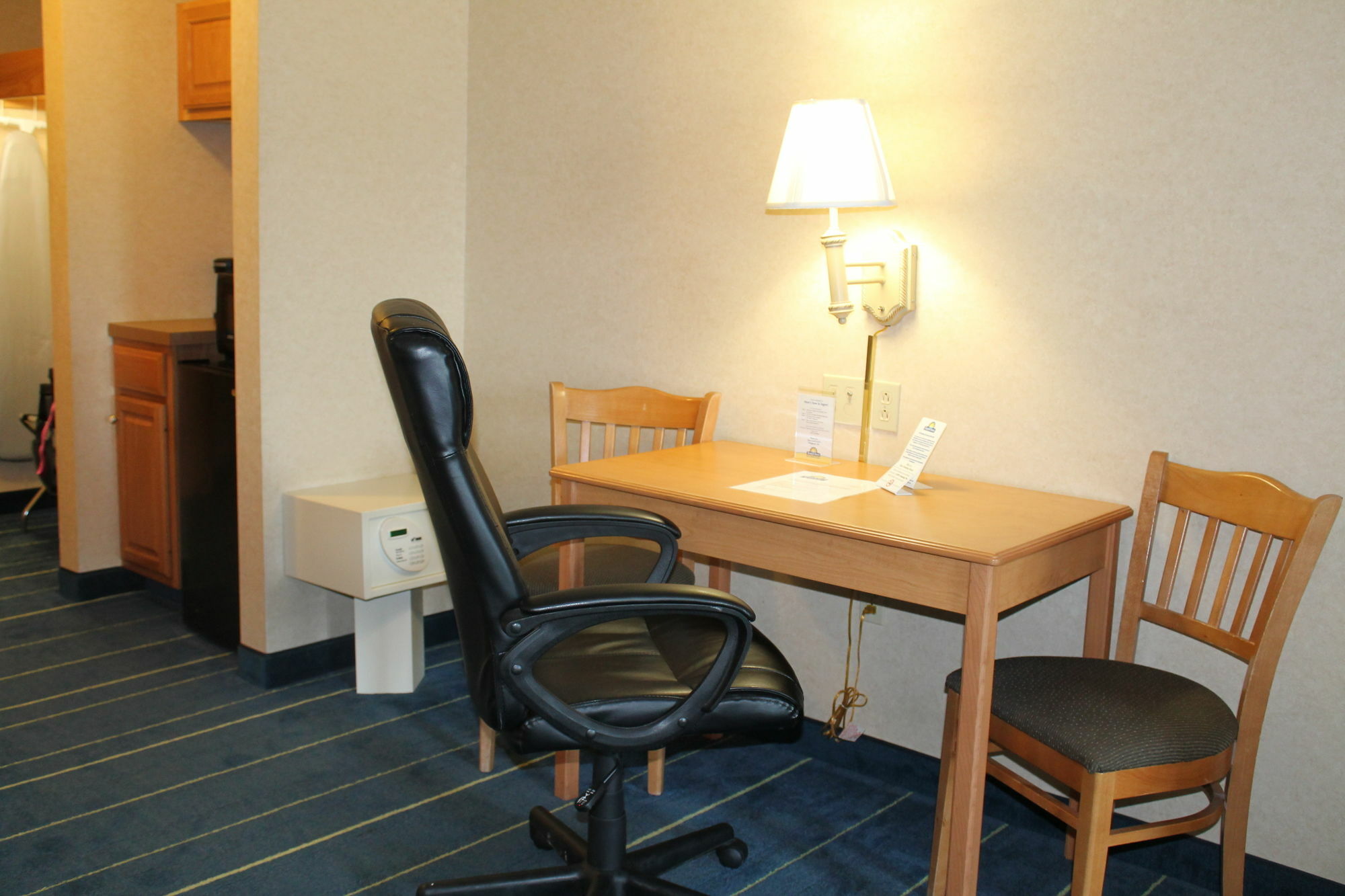 Days Inn & Suites By Wyndham Bridgeport - Clarksburg Extérieur photo