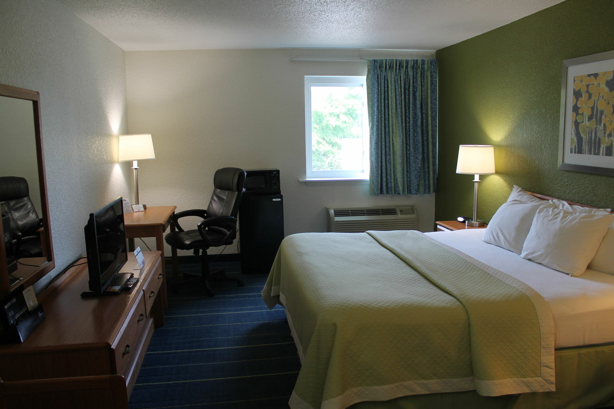 Days Inn & Suites By Wyndham Bridgeport - Clarksburg Extérieur photo