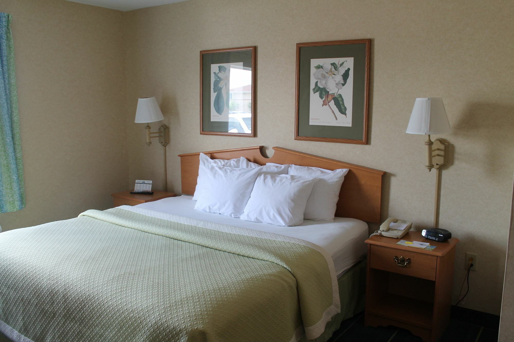 Days Inn & Suites By Wyndham Bridgeport - Clarksburg Extérieur photo